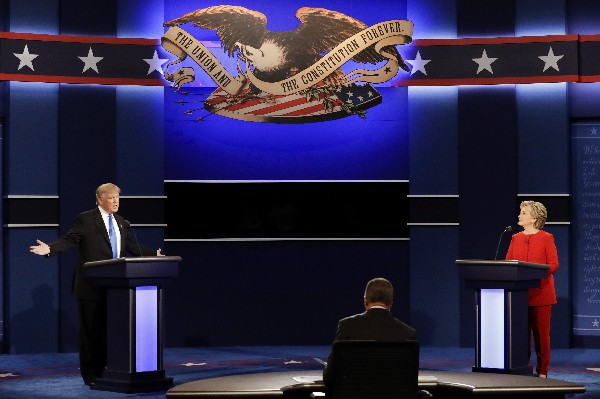 Donald Trump y Hillary Clinton participan el el primer debate televisivo. (AFP).