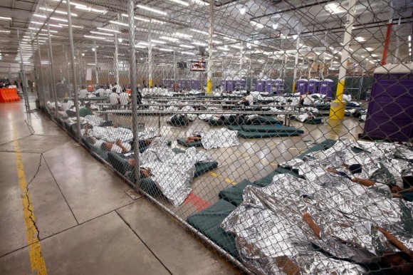 Los centro de detención de migrantes albergan de forma temporal a los indocumentados mientras son deportados. (Foto Prensa Libre: AP)