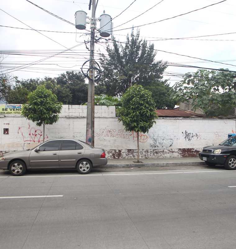 El lugar en el que se construirán los apartamentos es un predio inhabitado en la 15 avenida y 7a. calle, zona 6. (Foto Prensa Libre: Erick Ávila)