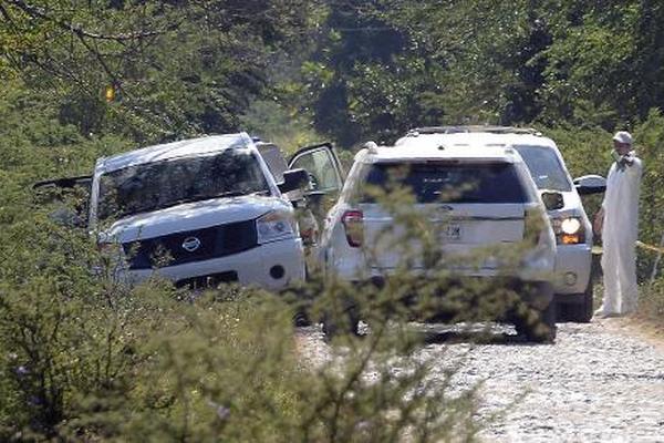Unos forenses buscan restos humanos cerca del río San Juan a las afueras de Cocula. (Foto Prensa Libre: AFP)