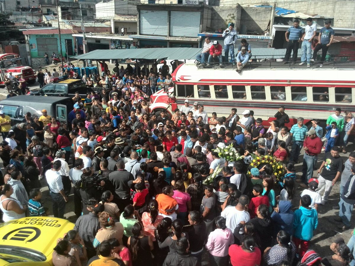 Familiares y amigos del piloto asesinado Walter Paxtor despiden sus restos en la parada de buses en Ciudad Peronia, (Foto Prensa Libre: É. Paredes)