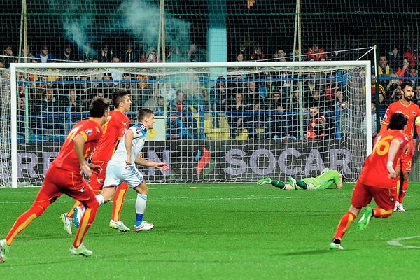 Una bengala alcanza a Akinfeev e interrumpe el juego Montenegro-Rusia