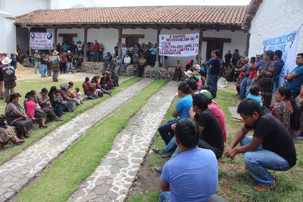 Pobladores de Concepción, Sololá, esperan resultado exigen que CGC continúe con auditoría en comuna. (Foto Prrensa Libre: Ángel Julajuj)