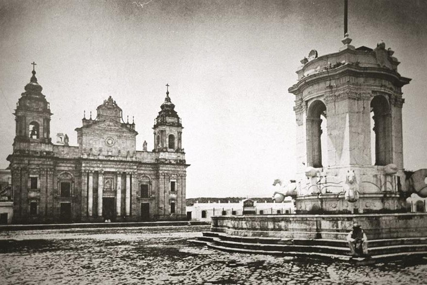 La fuente en honor del rey Carlos III fue instalada en la Plaza Mayor y se retiró en 1895. (Foto Prensa Libre: por Hemeroteca PL)