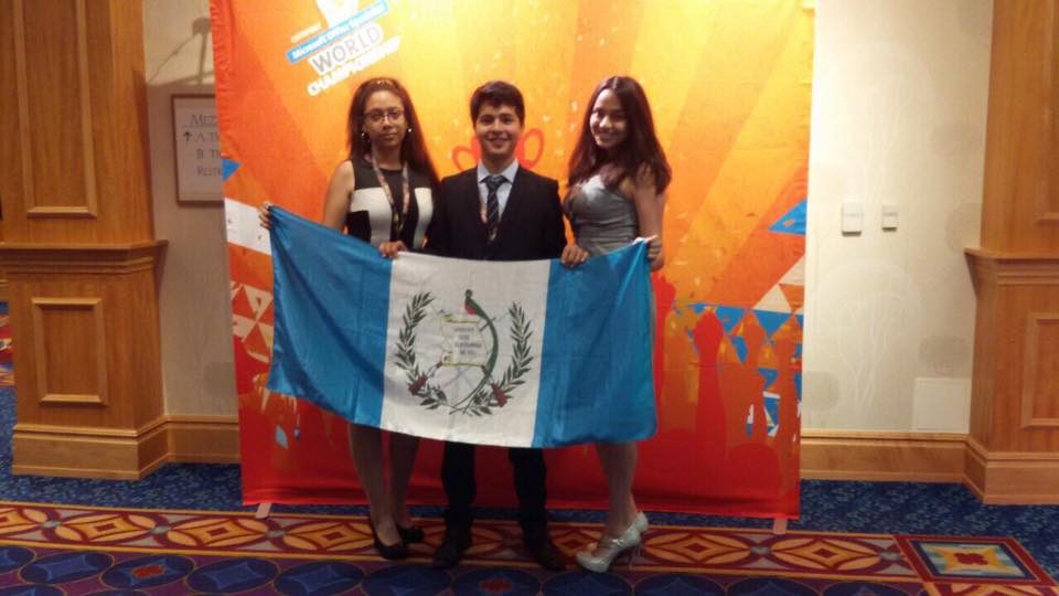 Los tres estudiantes destacaron en campeonato mundial de los programas de Microsoft Office (Foto Prensa Libre: Facebook IMB PC).