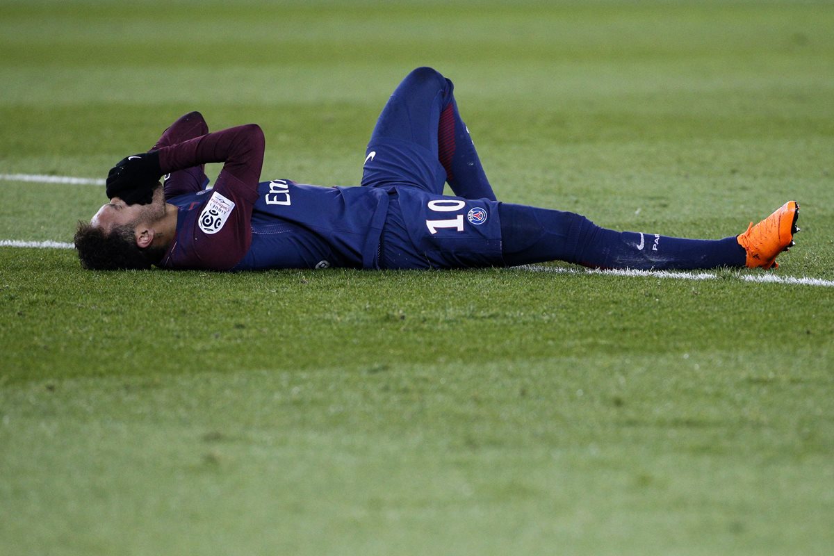 Neymar sufrió un esguince y una fisura en el pie derecho en el partido contra el Marsella. (Foto Prensa Libre: AFP)