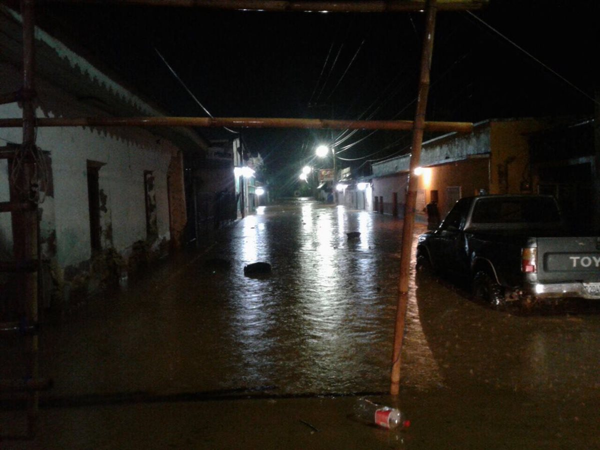 Una calle inundada por el desbordamiento de un río en Panzós, Alta Verapaz. (Foto Prensa Libre: Eduardo Sam).