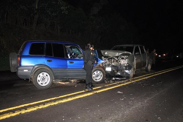 Una camionetilla chocó contra un picop al pasarse al carril contrario en el km 62 de la ruta entre Escuintla y Siquinalá. (Foto Prensa Libre: Enrique Paredes)