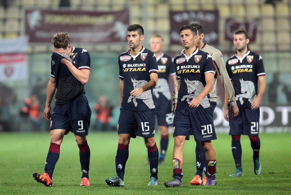 Los jugadores del Torino se muestran decepcionados tras el final del partido. (Foto Prensa Libre: EFE)
