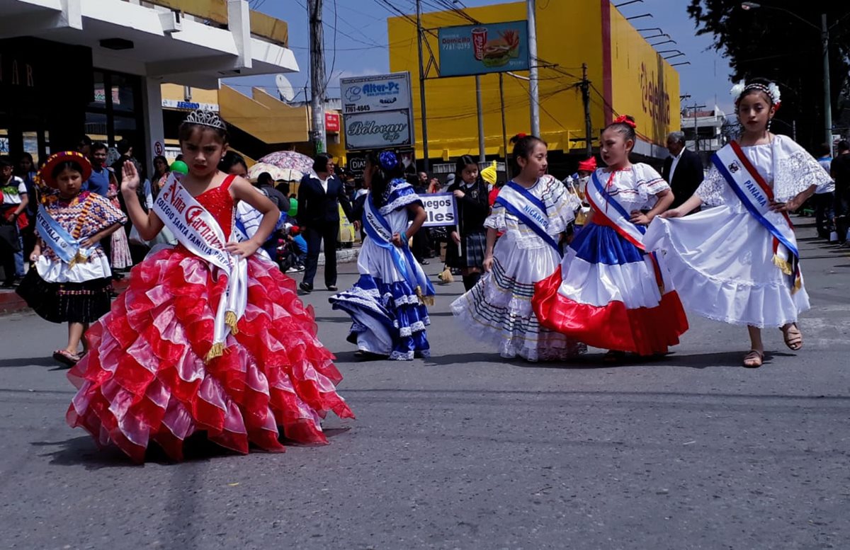 Colorido desfile salió del parque Benito Juárez y finalizó en el parque central de Xela. (Foto Prensa Libre: Cortesía Esaú Mazariegos)