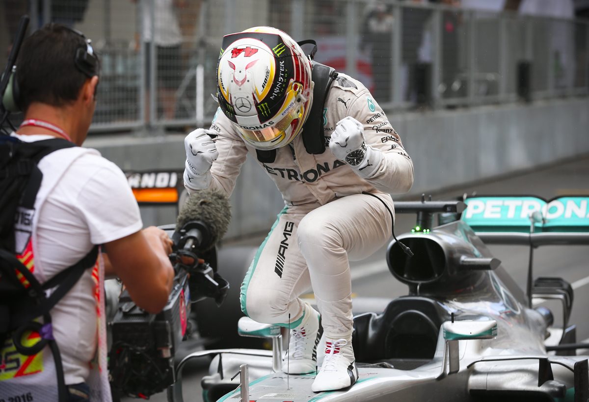 Lewis Hamilton festeja al salir de su monoplaza. (Foto Prensa Libre: EFE)