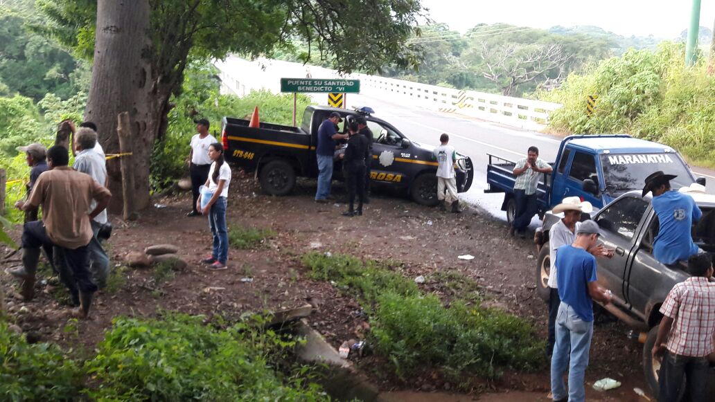 Autoridades en el cercanías al puente Su Santidad Benedicto XVI en Chiquimulilla, Santa rosa. (Foto Prensa Libre: Oswaldo Cardona)