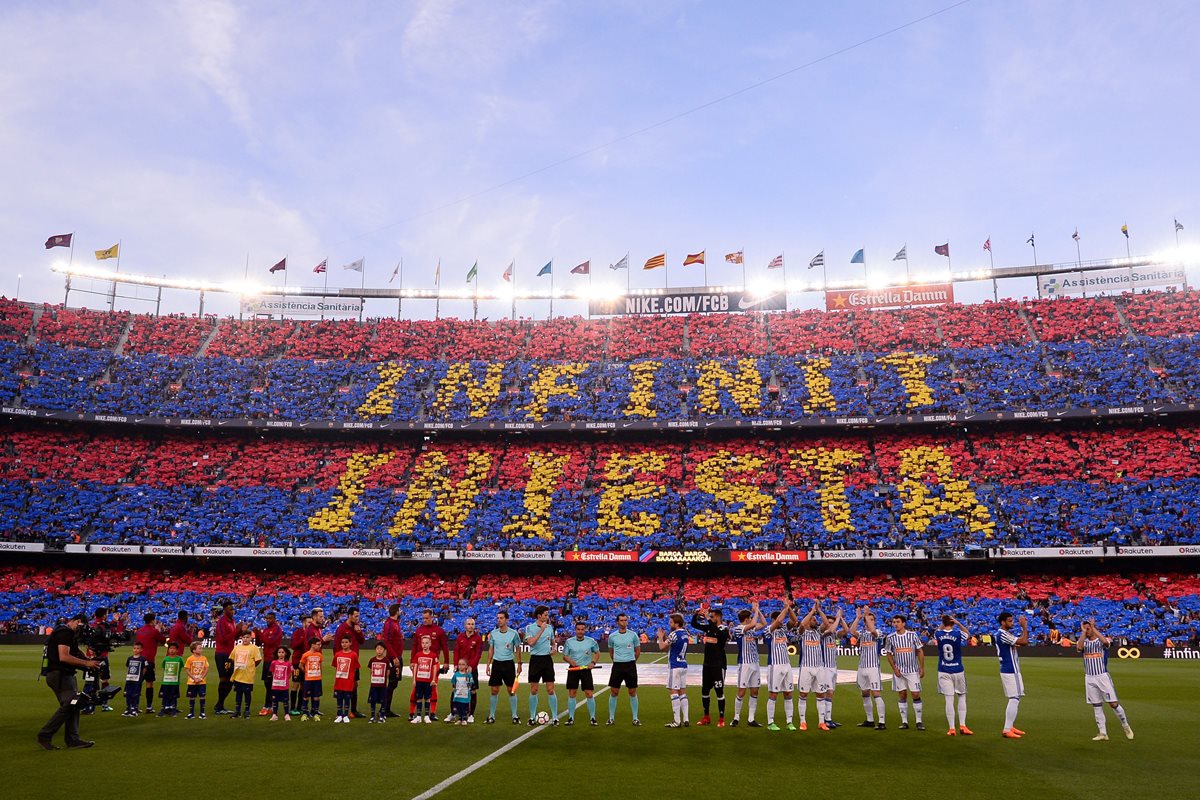 El impresionante mosaico que los aficionados del Barcelona mostraron para su ídolo Andrés Iniesta. (Foto Prensa Libre: AFP)