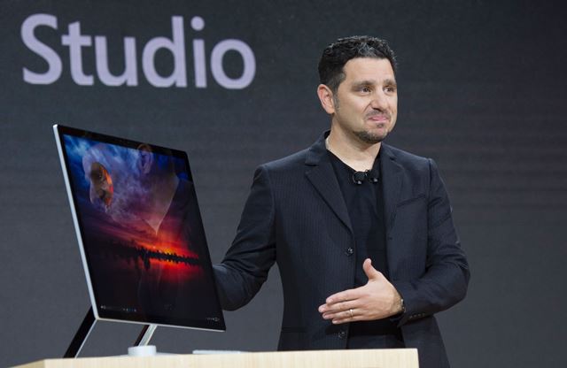 Surface Studio es la primera computadora de escritorio de Microsoft. (Foto Prensa Libre: AFP).