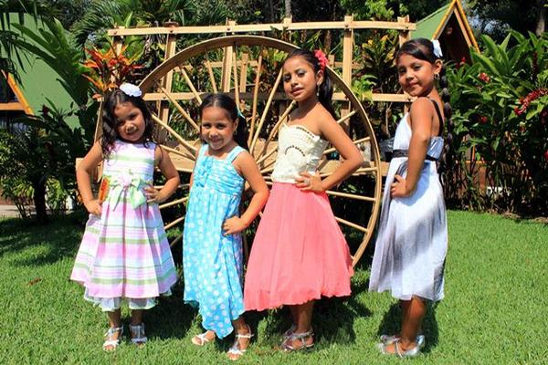Las cuatro aspirantes a la corona de reina infantil de San Andrés Villa  Seca, Retalhuleu, lucieron trajes casuales. (Foto Prensa Libre: Rolando  Miranda).