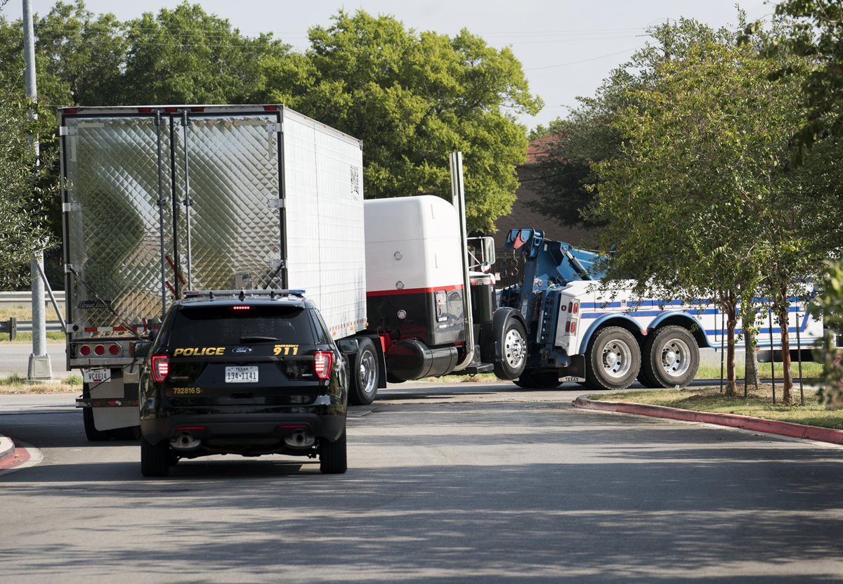 El conductor del tráiler en el que viajaban los migrantes dijo que no sabía que estos iban en el camión. (Foto Prensa Libre: EFE)