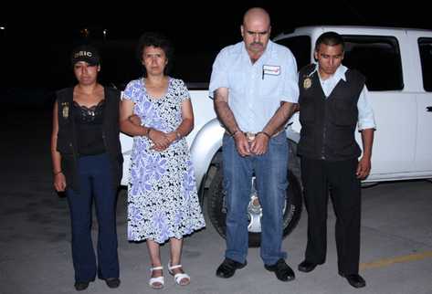 Pareja de guatemalteca y estadounidense son detenidos por trata. (Foto Prensa Libre: PNC)