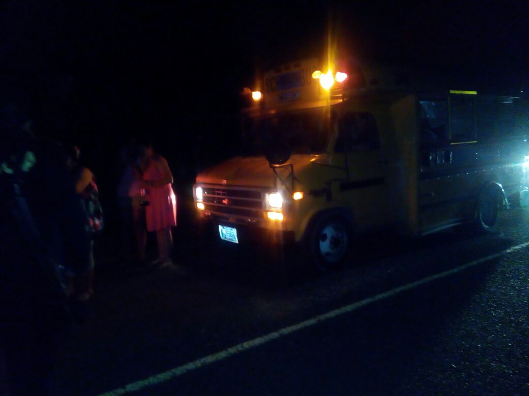 Este es uno de los vehículos en los que se transportaba el grupo de evangélicos. (Foto Prensa Libre: PNC)