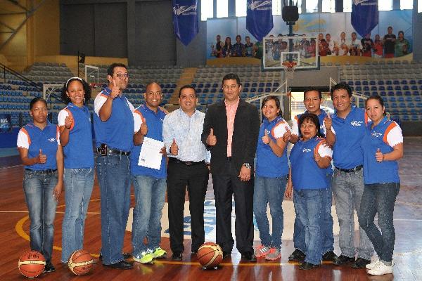 César Catalán,  presidente de la  Federación Nacional de Baloncesto —centro—,  y su  personal técnico y administrativo, están listos para volver a competir a escala internacional. (Foto Prensa Libre: Gloria Cabrera)