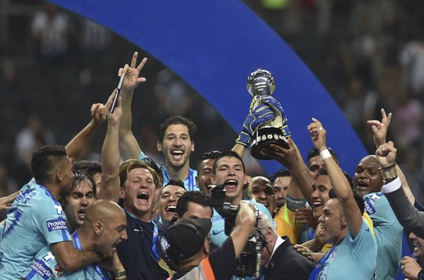 Los futbolistas del Pachuca levantan felices la copa del futbol méxicano (Foto Prensa Libre: AFP)