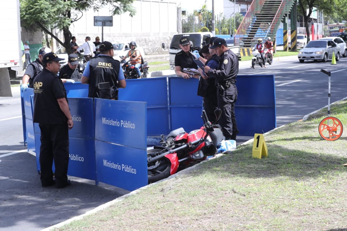 Fiscales recaban evidencias en el lugar donde quedó la moto con una persona fallecida. (Foto Prensa Libre: Érick Ávila)