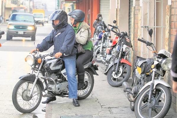 El servicio de moto taxi se ofrece en la zona 1 como una solución al transporte. (Foto Prensa Libre: Edwin Bercián)