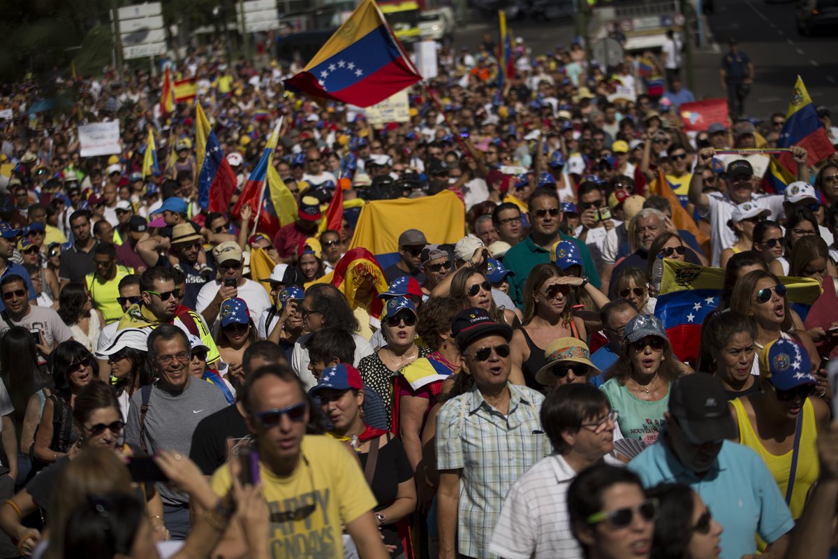 Miles de venezolanos marchan en Madrid, España, para exigir el referendo revocatrio contra Nicolás Maduro. (Foto Prensa Libre: AP).