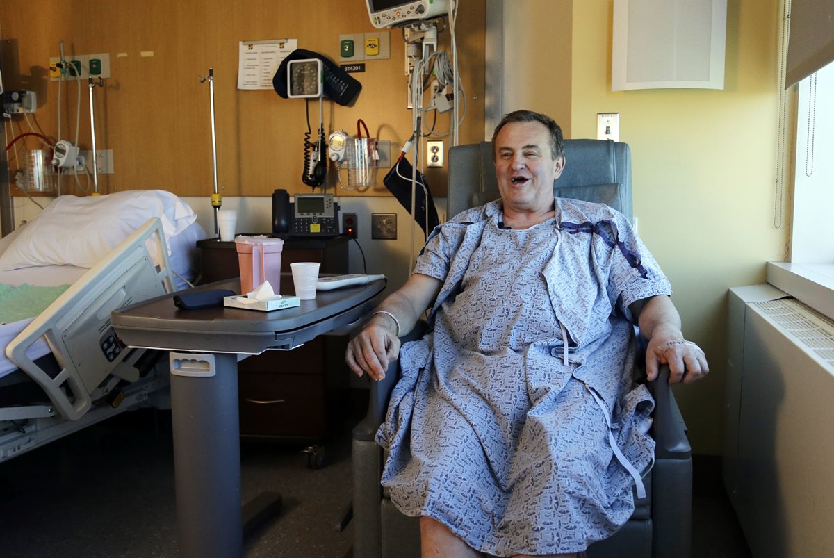 Thomas Manning, espera sonriente en una habitación del hospital de Boston su recuperación y su alta médica. (Foto Prensa Libre: AP).