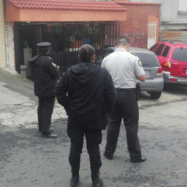 Allanamiento realizado en colonia Atlántida, zona 18. (Foto Prensa Libre: PNC)