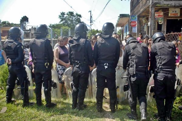 Fuerzas anti desorden retienen protestantes (Foto Prensa Libre: A. Coyoy)<br _mce_bogus="1"/>