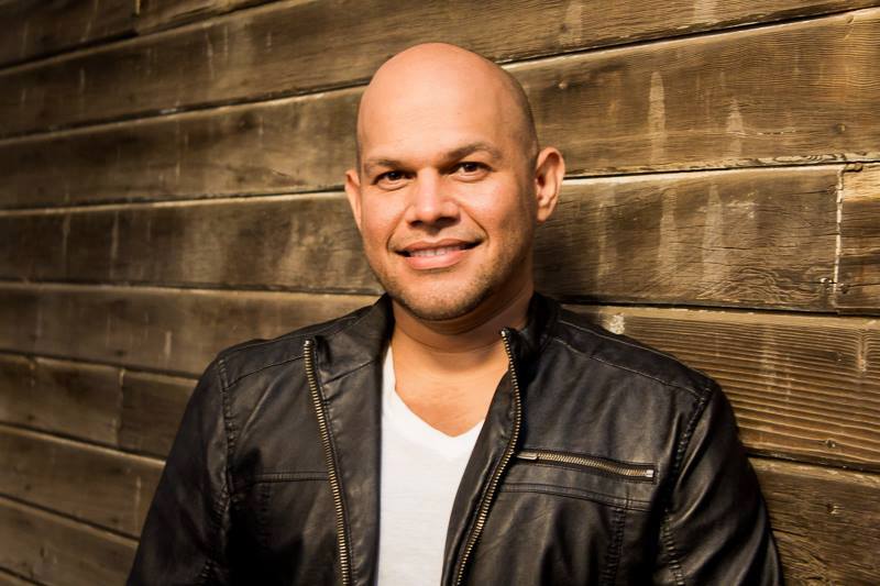 El actor guatemalteco Emanuel Loarca ha participado en películas y en series de televisión. Actualmente prepara dos obras de teatro que pronto llevará a las tablas. (Foto Prensa Libre: Cortesía Emanuel Loarca)