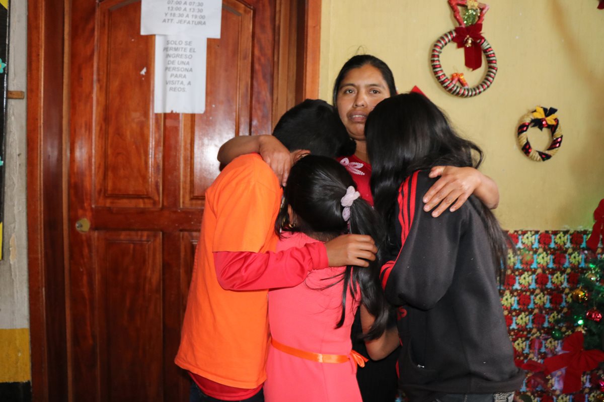 La familia se reunió después de varias horas en la sub estación de la Policía Nacional Civil en San Pedro Sacatepéquez, San Marcos. (Foto Prensa Libre: Whitmer Barrera)