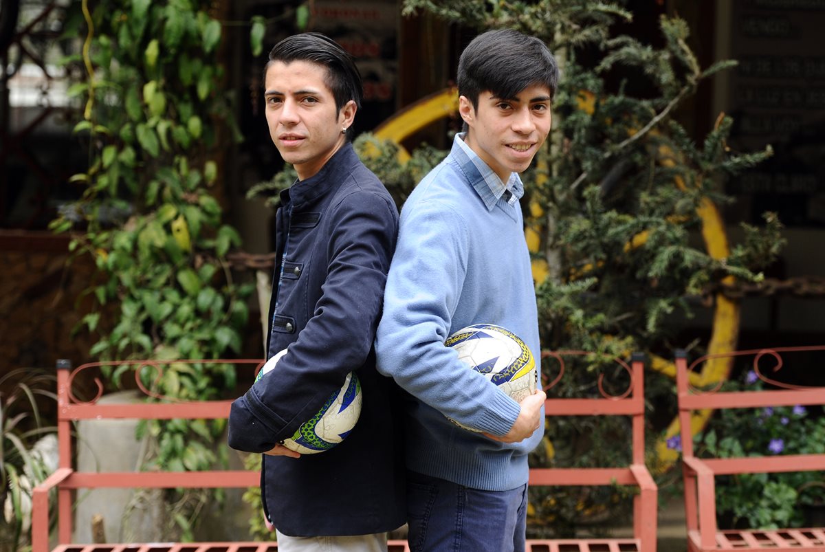 Patrick y Wanderley Ruiz posan para las cámaras de TodoDeportes. (Foto Prensa Libre: Francisco Sánchez)