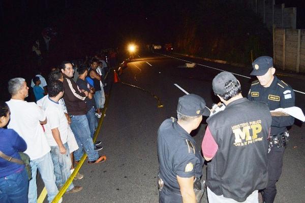 Curiosos permanecen en lugar donde murió baleado Azael Francisco Magdiel, en Cuilapa. (Foto Prensa Libre: Oswaldo Cardona) 