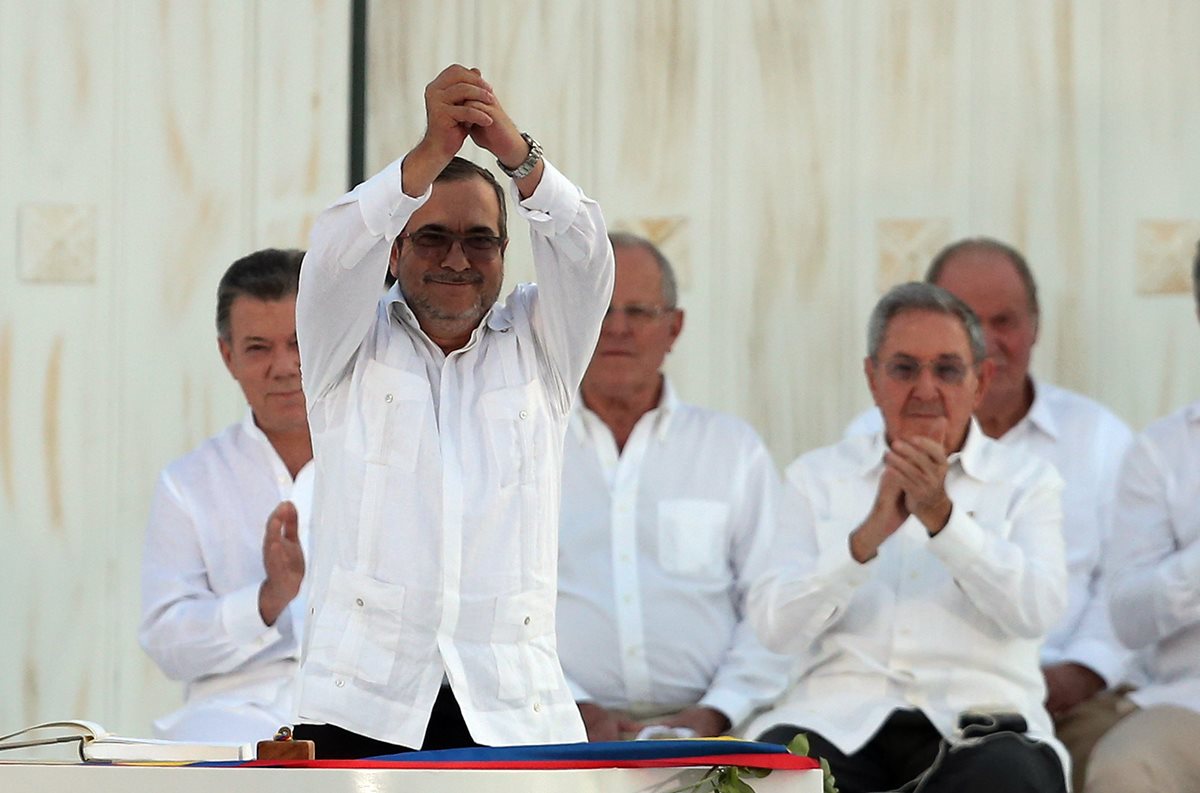 Timochenko (de pie) celebra la rúbrica de la paz en Cartagena de Indias, Colombia. (Foto Prensa Libre: AP).