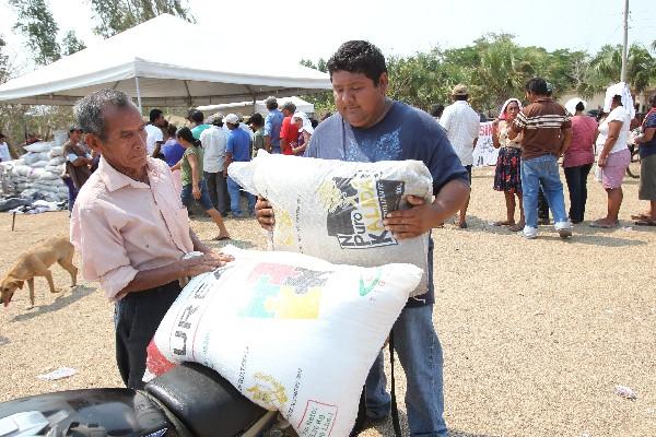 Cada familia podrá recibir un saco a cambio de Q10. (Foto Prensa Libre: Archivo)