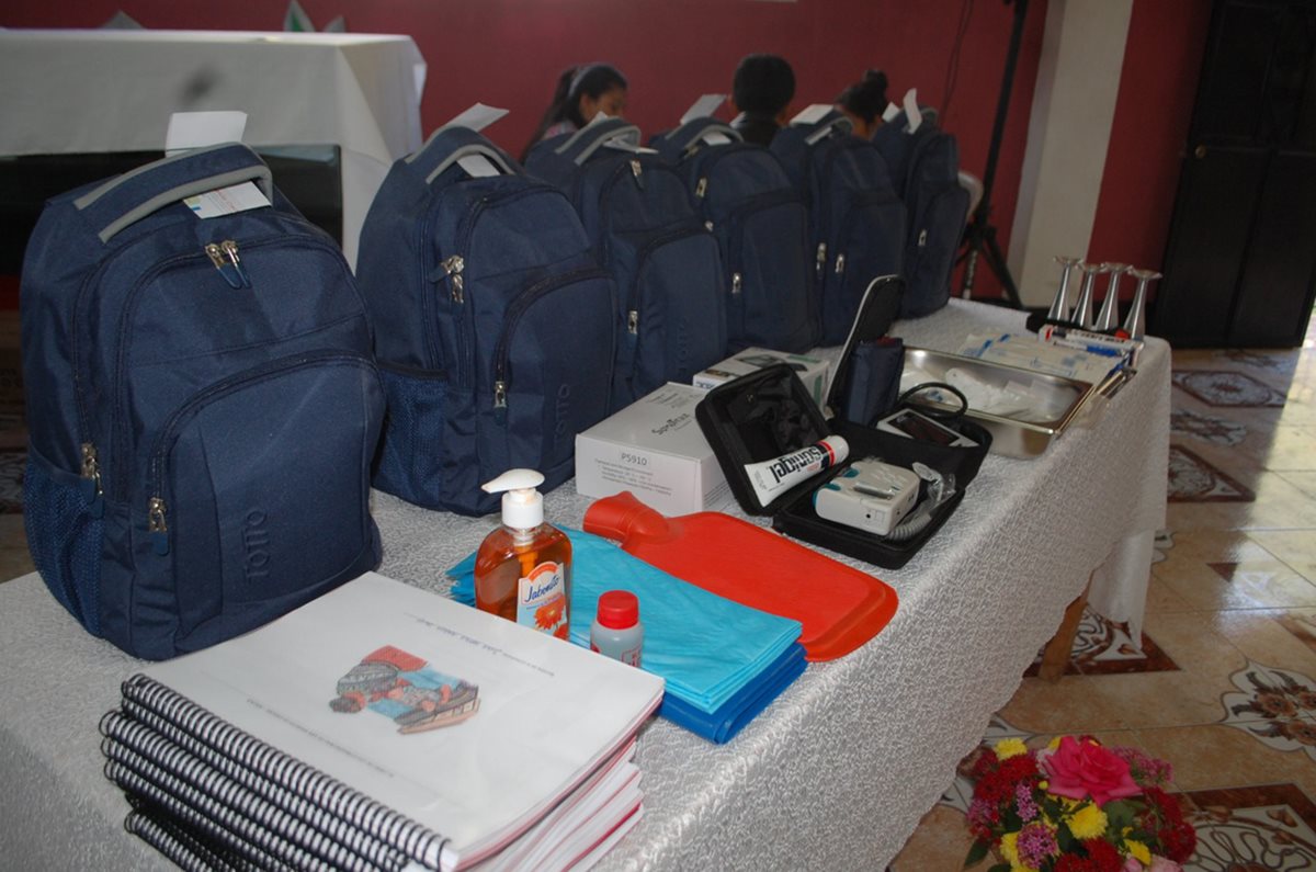 Las mochilas con equipo especial para atender partos están valoradas en Q15 mil. (Foto Prensa Libre: Ángel Julajuj)