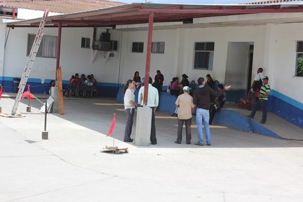 Estudiantes de la Universidad Mariano Gálvez construyeron una área techada para quienes acompañan a los pacientes del Hospital Nacional de Chimaltenango. (Foto Prensa Libre, José Rosales)<br _mce_bogus="1"/>