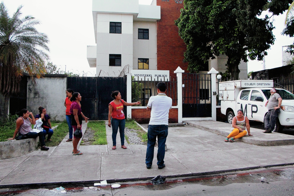 Un grupo de personas afectadas por gas lacrimógeno provenientes de la aldea El Chico, de la cabecera de Retalhuleu, llegaron al Ministerio Púbico a denunciar lo ocurrido cuando hacían fila en el TSE, pero no fueron atendidos.