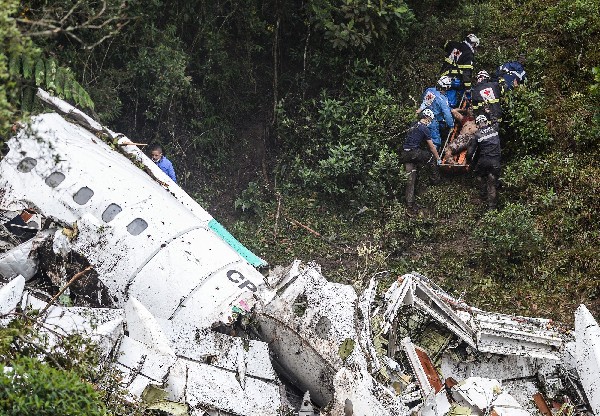 Equipos de rescate y forenses recuperan los cadáveres de las víctimas tragedia aérea. (AFP).