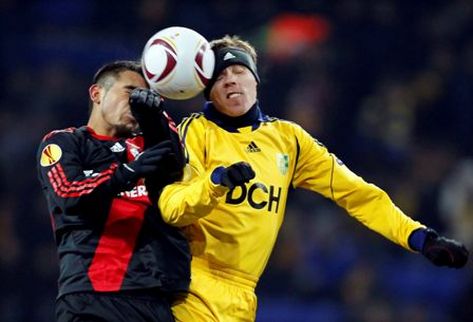Arturo Vidal (i) del Bayer Leverkusen lucha por el balón con Serhiy Valyayev (d) del FC Metalist. (Foto Prensa Libre: EFE)