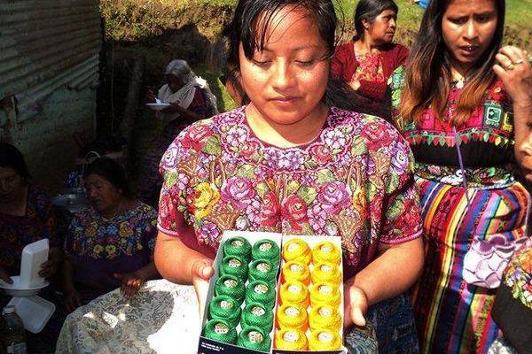 Mujeres del área rural y urbana de Tecpán Guatemala, Chimaltenango, muestran el donativo. (Foto Prensa Libre: José Rosales)