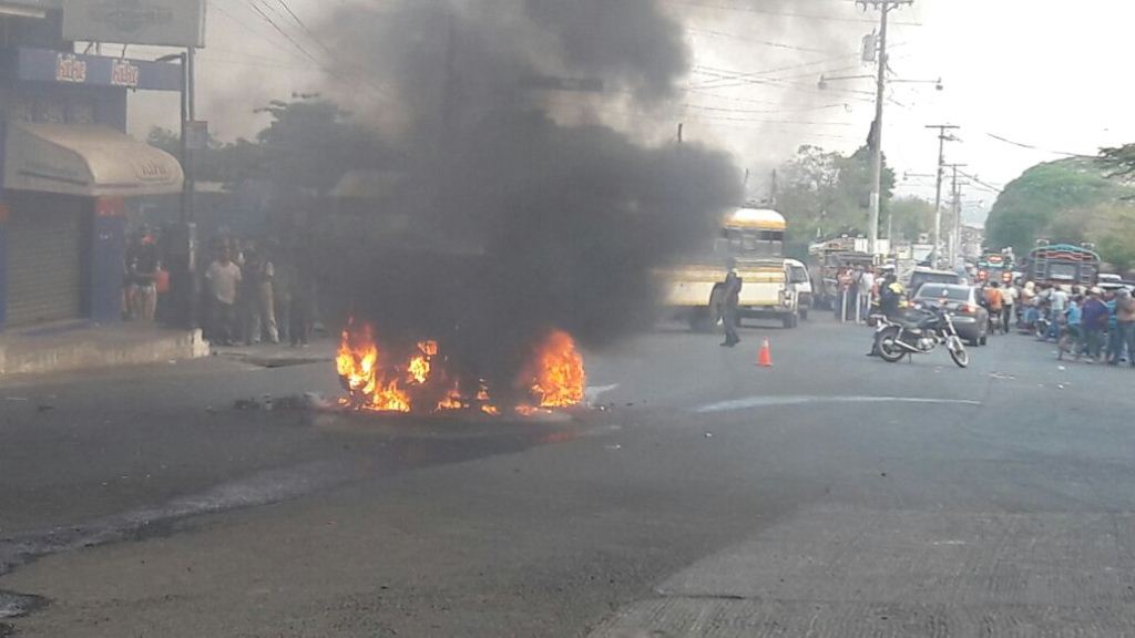 Fuego consume taxi en el que viajaban presuntos extorsionistas, en Chiquimulilla. (Foto Prensa Libre: Oswaldo Cardona).