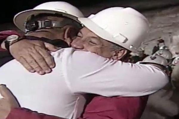 Un vídeo muestra al último minero rescatado, Luis Urzúa, abrazando al presidente chileno, Sebastián Piñera, tras salir de la cápsula Fénix 2, luego de salir del fondo de la mina. (Foto Prensa Libre: EFE)