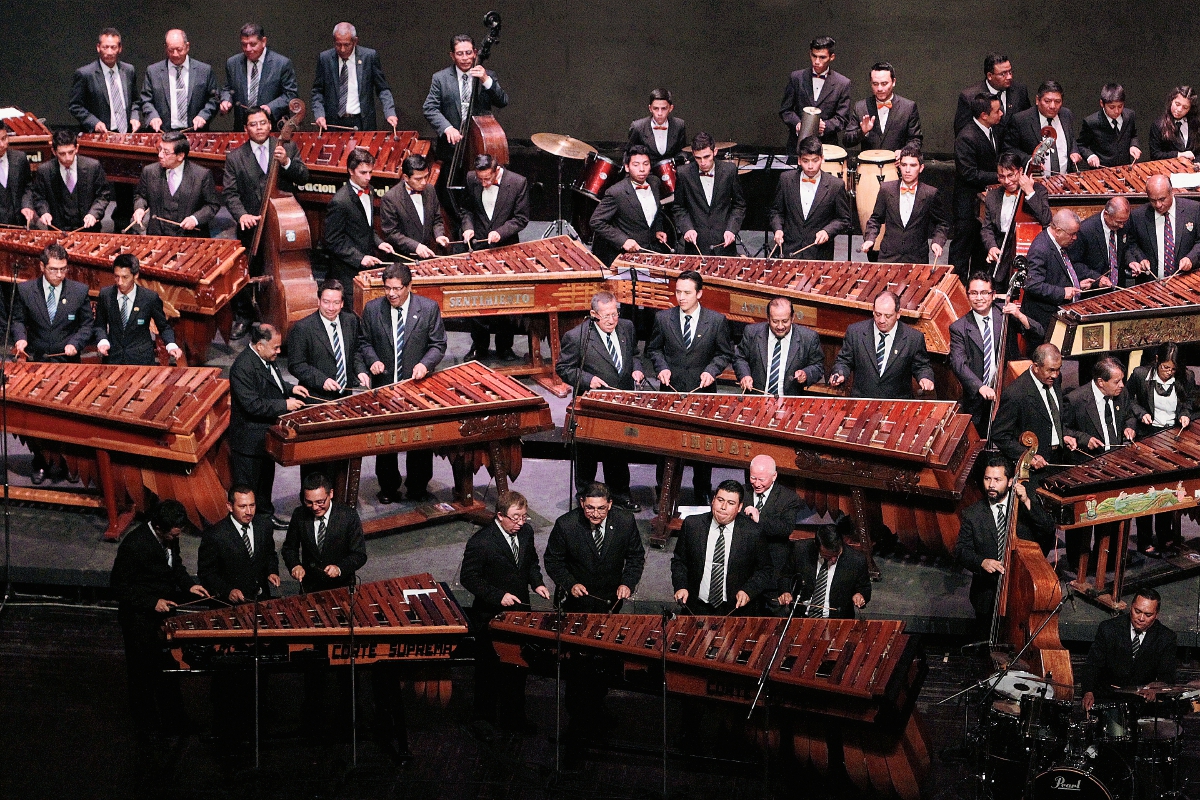 Nueve conjuntos marimbísticos interpretaron al unísono 17 melodías predilectas del amplio repertorio nacional. (Foto Prensa Libre: Edwin Castro)