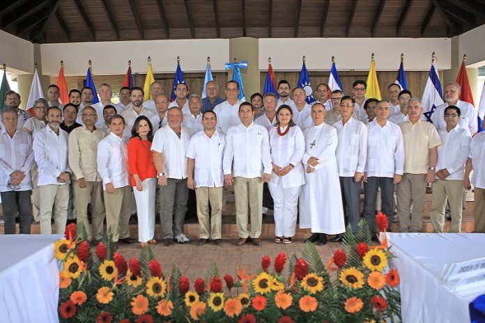Presidente Jimmy Morales se reunió con el cuerpo diplomático en la finca Santo Tomás en Palín, Escuintla. (Foto Prensa Libre: AGN)
