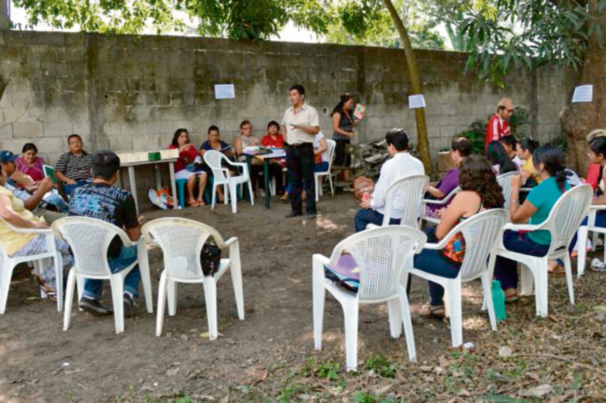 Directores de  escuelas se reúnen para dialogar acerca de la construcción de sede educativa, en Tecún Umán, San Marcos.