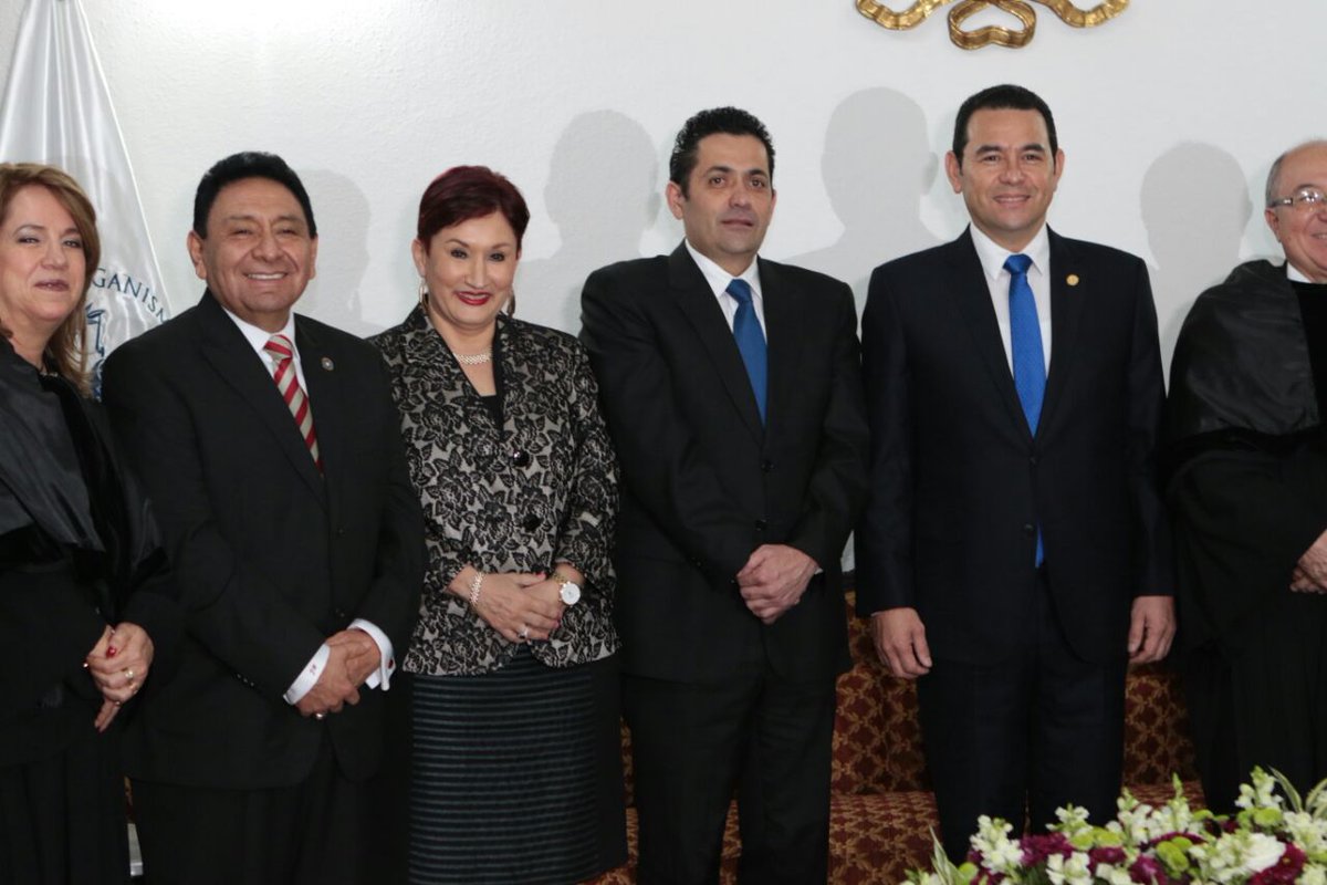 La fiscal Thelma Aldana y el mandatario Jimmy Morales coincidieron en la toma de posesión de la Presidencia del OJ. (Foto Prensa Libre: Ministerio Público).
