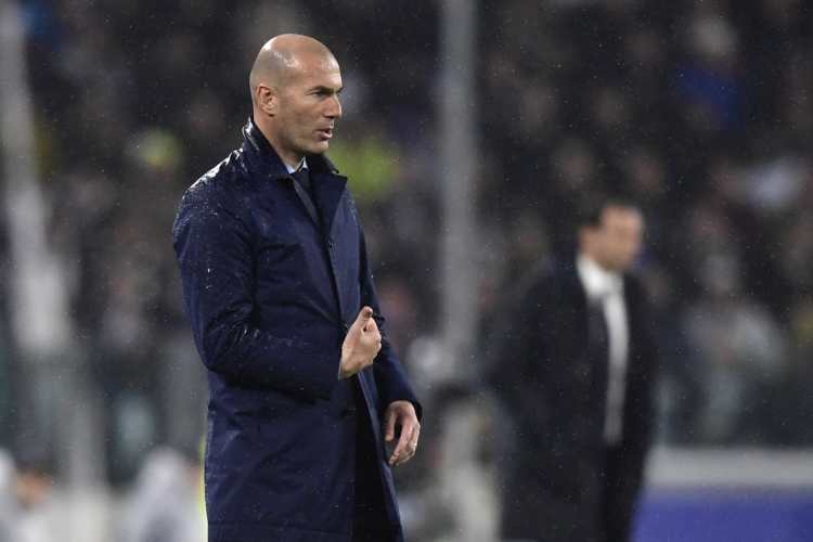 Zinedine Zidane estuvo atento a todo el partido desde el banquillo. (Foto Prensa Libre: AFP)