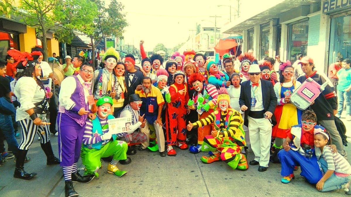 Aproximadamente un centenar de payasos participaron en Guatemala en la Feria de la Risa. (Foto Prensa Libre: Byron Dardón)